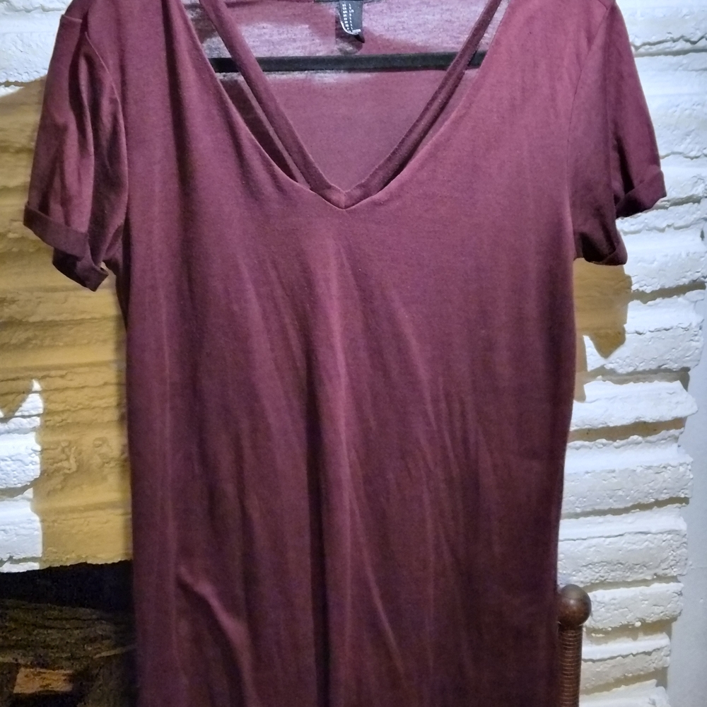 Forever 21 Burgundy V-Neck Short Sleeve Tee